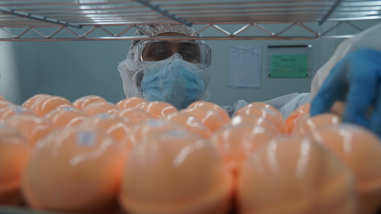 Bombes de bain au cannabis sur le support de production